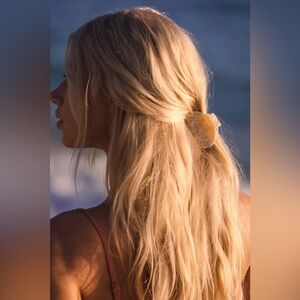 Monday Swimwear Shell Hair Clip